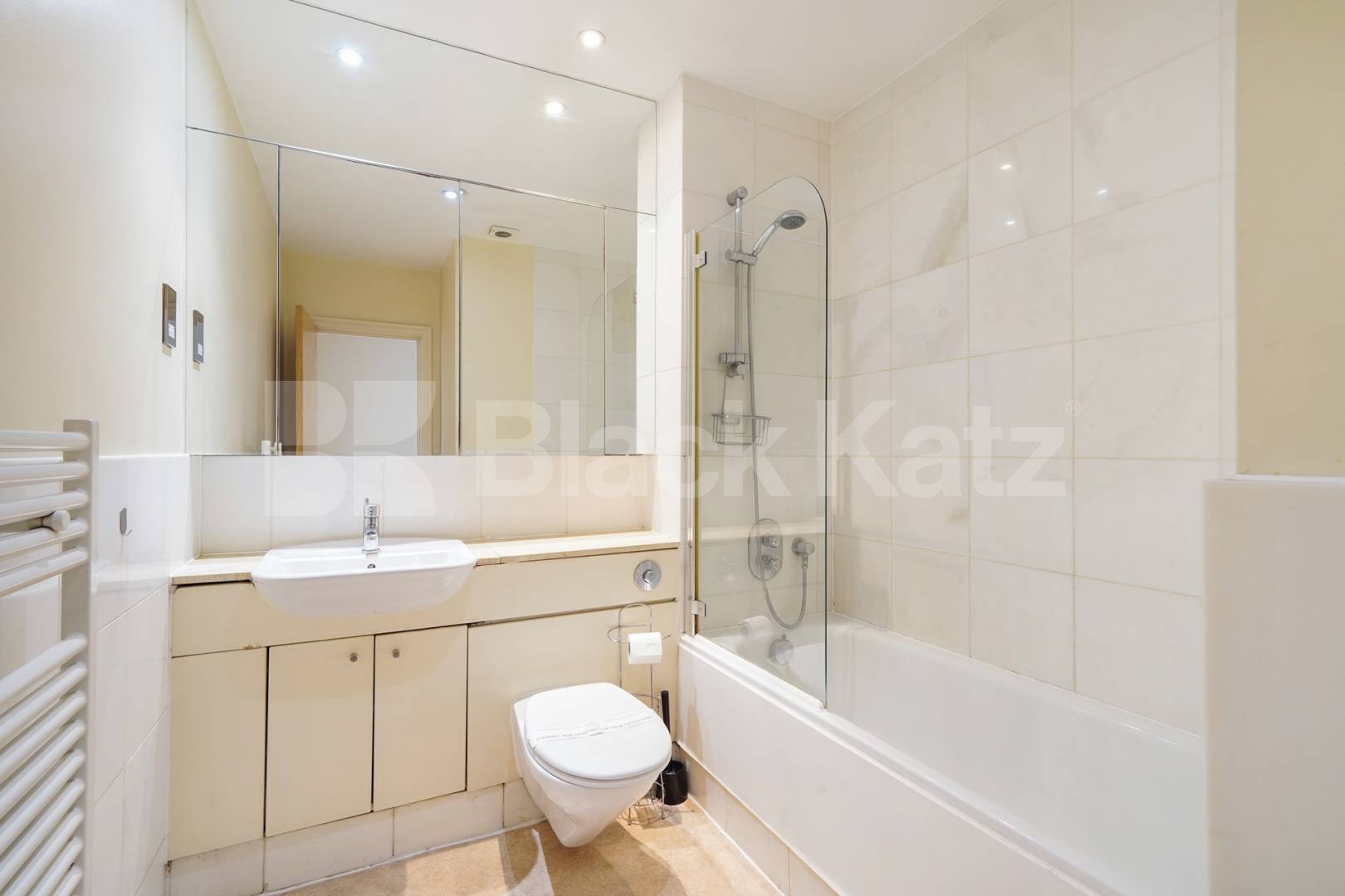 Boasting over 1350 Sq.Ft. of living and entertaining space Marcia Road, London Bridge